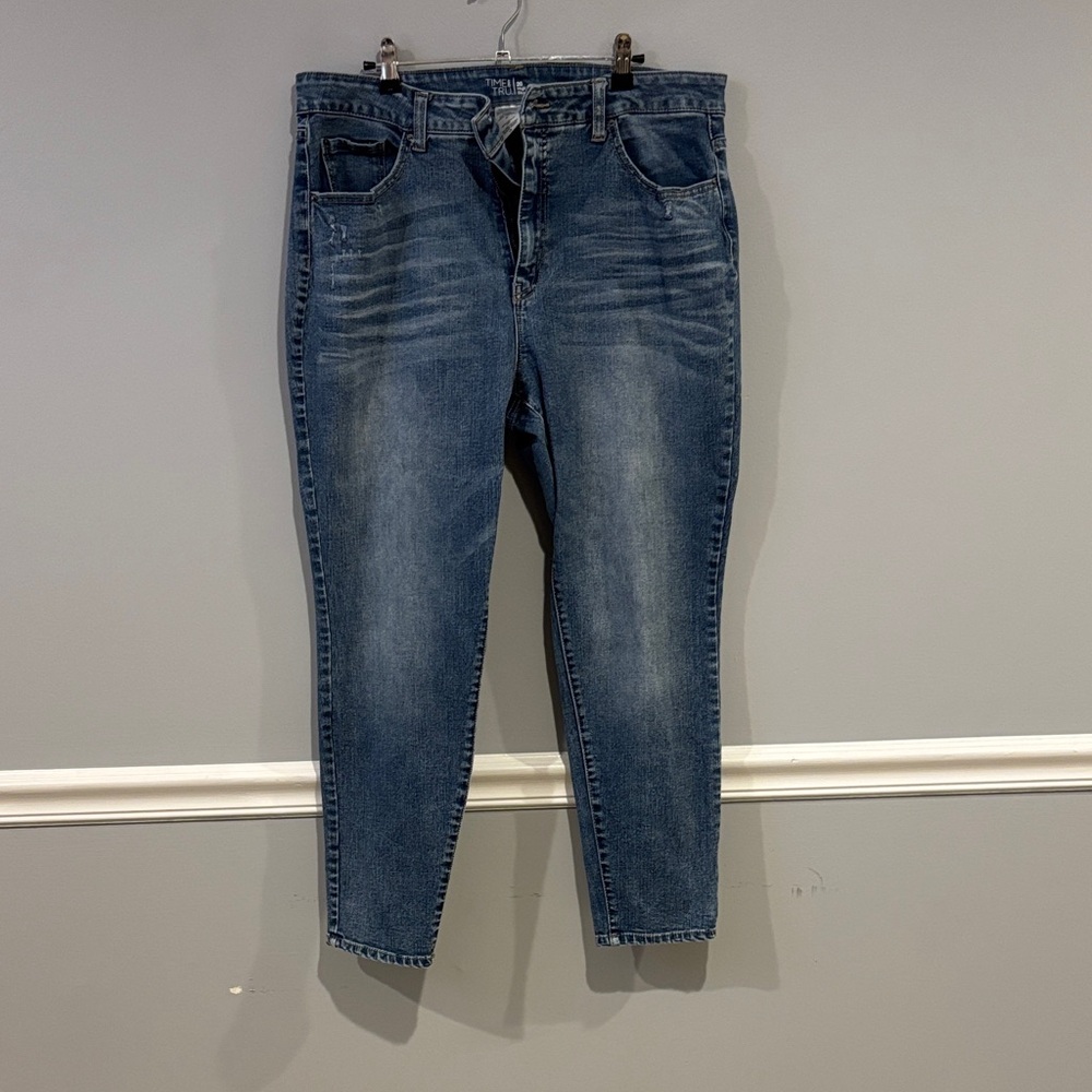 Time and Tru Women's Cropped Jeans in Dark Blue